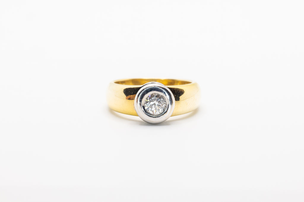 Złoty pierścionek z brylantem 0,8ct