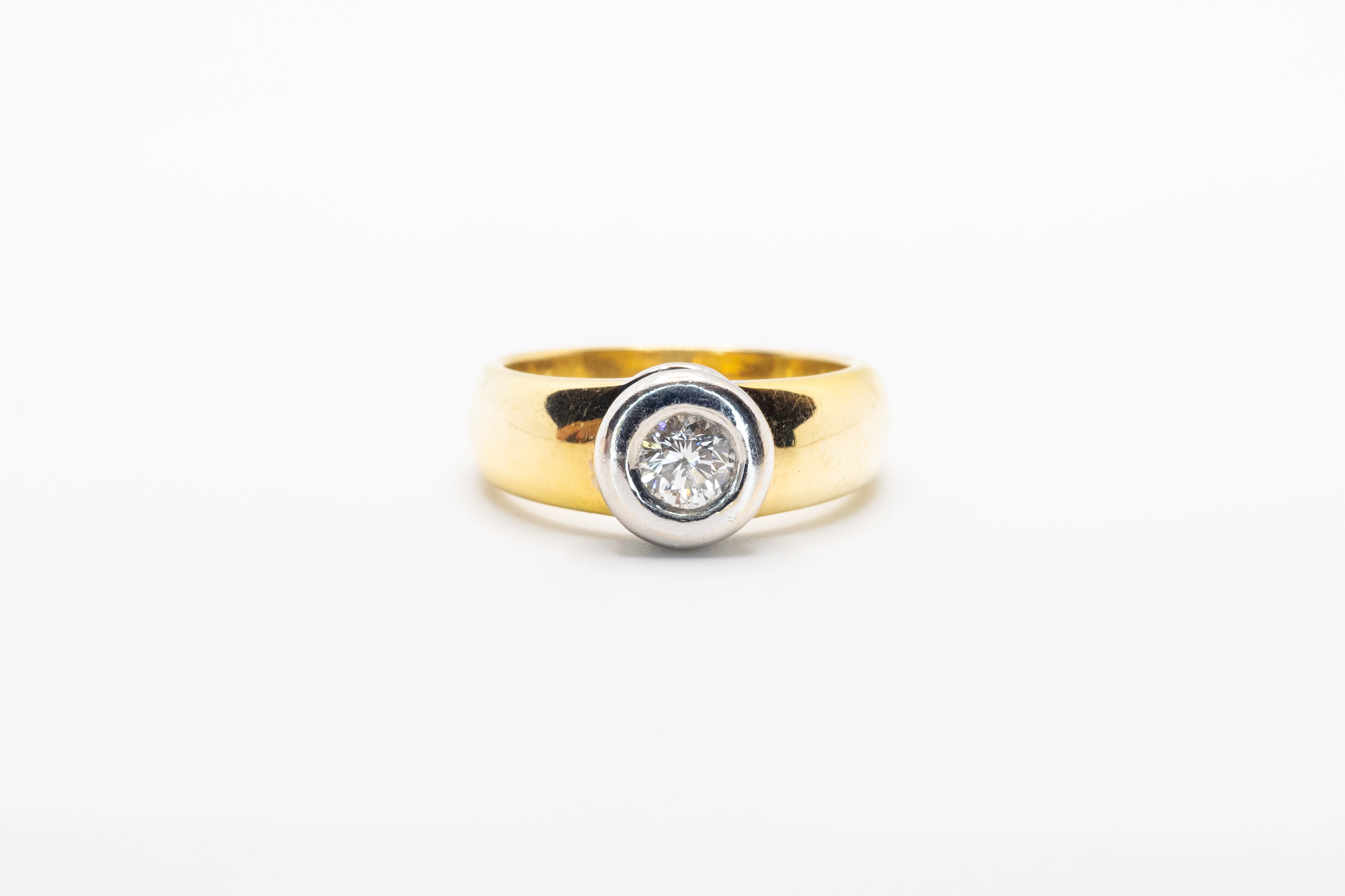 Złoty pierścionek z brylantem 0,8ct