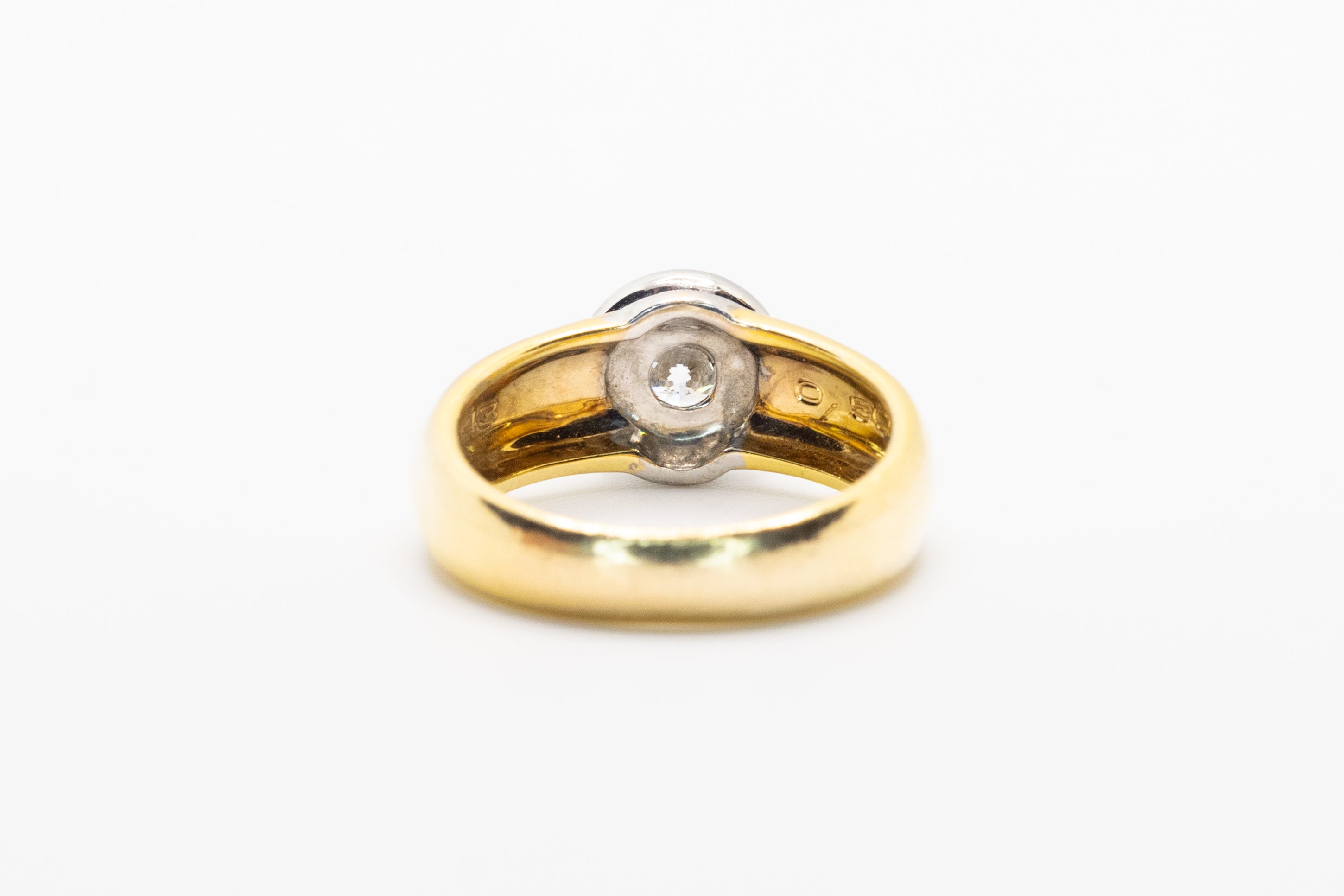 Złoty pierścionek z brylantem 0,8ct