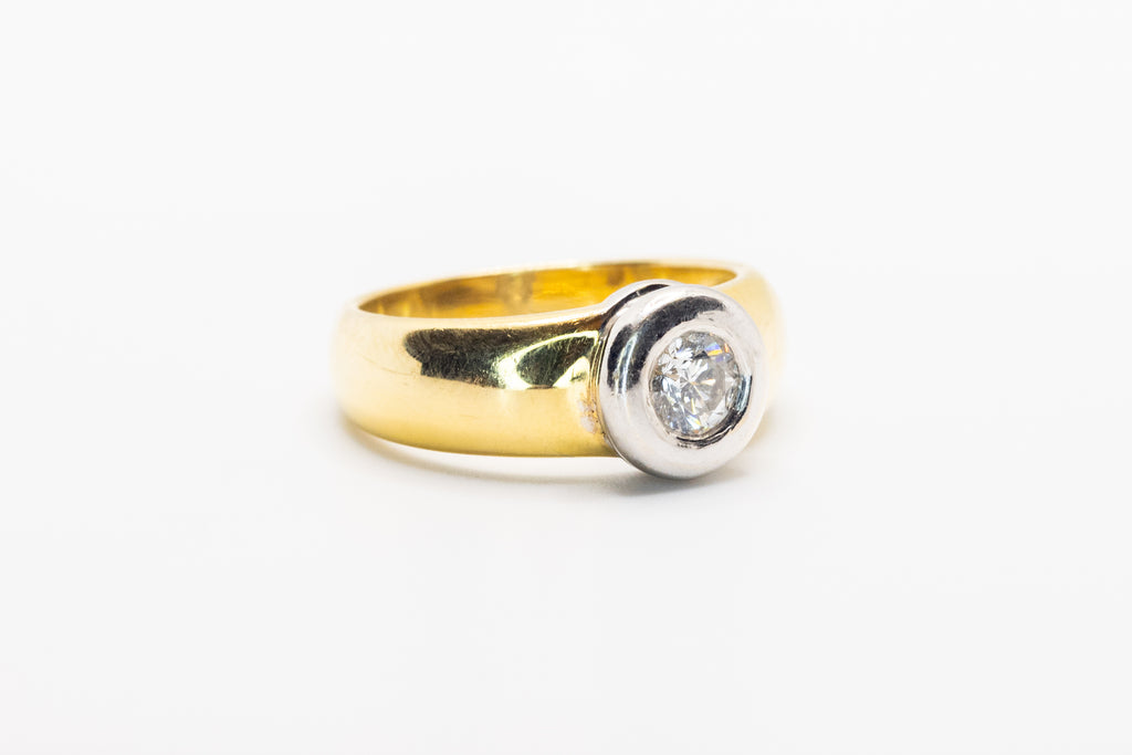 Złoty pierścionek z brylantem 0,8ct